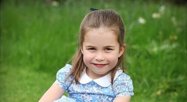 La principessa Charlotte compie 4 anni e si mette in posa per mamma Kate Middleton