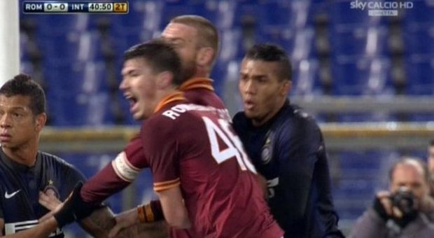 De Rossi stangato: tre turni di stop per i colpi proibiti in Roma-Inter. Stessa pena per Juan Jesus