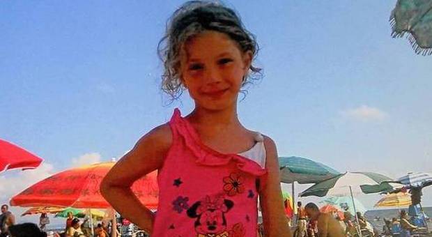 Napoli, bimba morta cadendo dal balcone: "Non fu fatalità"