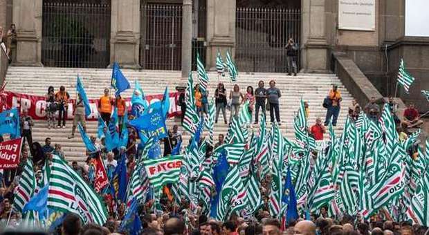 "No alla privatizzazione di Ama", i dipendenti ​protestano contro Marino in Campidoglio