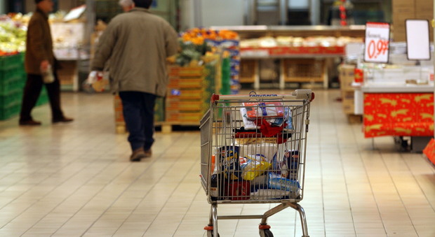 Pesaro, supermarket chiude e lancia maxi sconti: gente in fila per tre ore