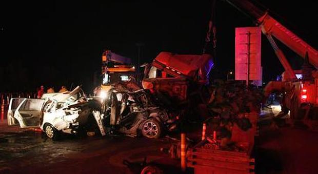 Tir perde il controllo, non frena e travolge auto in coda: 14 morti e 27 feriti
