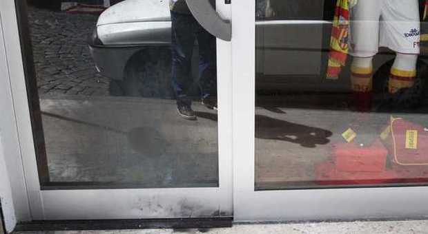 Petardi lanciati contro la vetrina, danni al Benevento Store