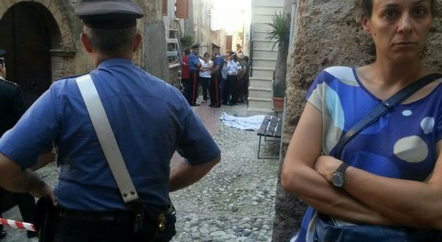 I carabinieri effettuano i rilievi sul luogo del delitto