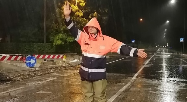 L'ex sindaco di Scorzè, Giovanni Battista Mestriner, in strada per affrontare l'emergenza maltempo