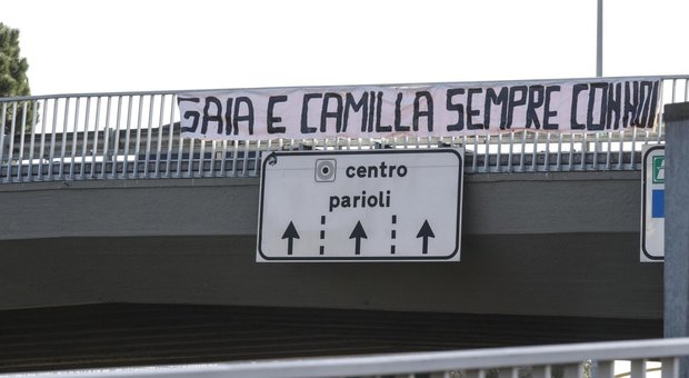 «Gaia e Camilla per sempre», su Corso Francia lo striscione per le due ragazze investite