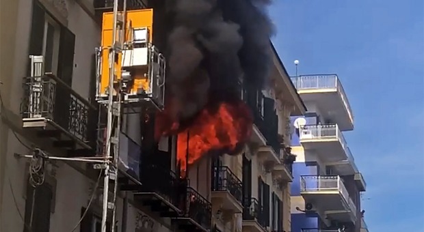Incendio al Vomero, in fiamme appartamento in via Merliani, traffico in tilt