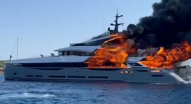 Superyacht in fiamme a Formentera, a bordo 17 persone: passeggeri in fuga, un ferito. Colonna di fumo visibile da Maiorca