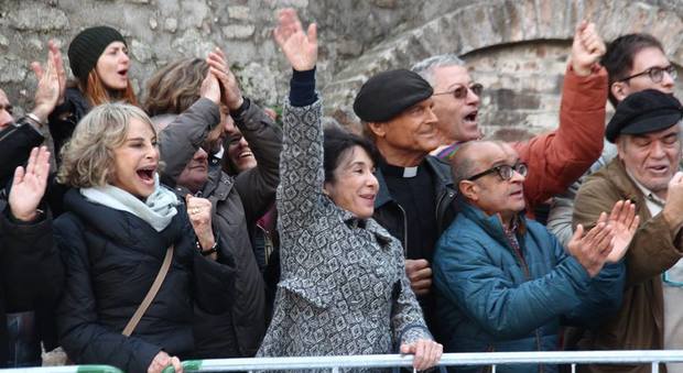 Terence Hill e il cast di Don Matteo 10 durante le riprese ambientate nella Corsa di Vaporetti a Spoleto