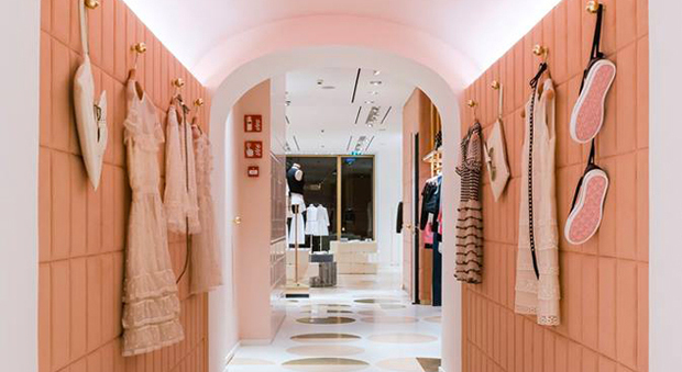 lustre Aftensmad Trunk bibliotek Red Valentino veste le sue boutique di rosa-rock