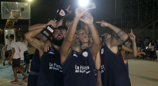 Selfie con trofeo Tosarello per il team la Piazza del Gusto