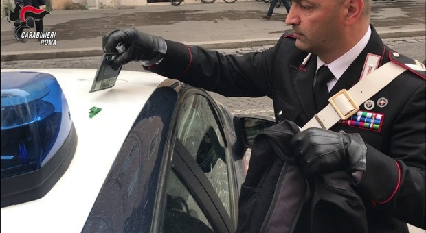 Un carabiniere con il congegno sequestrato al bancomat