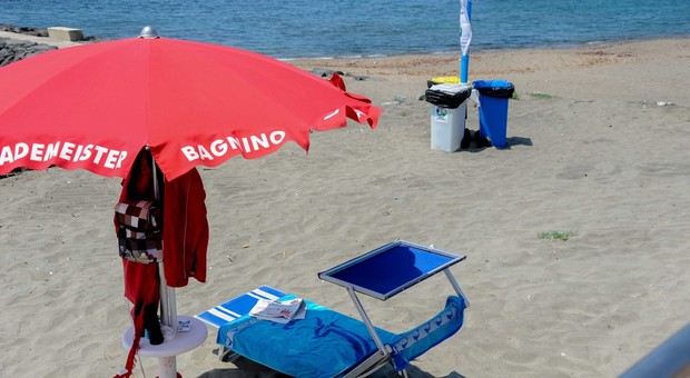 Ostia, è caos spiagge libere: i bagnini si cercano on line