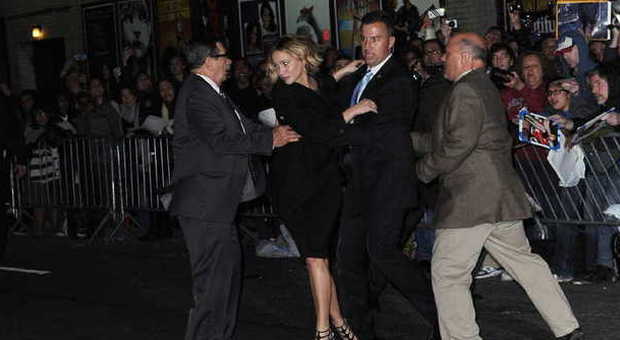 Paura per Jennifer Lawrence aggredita da un fan, l'attrice salvata dal bodyguard - Guarda