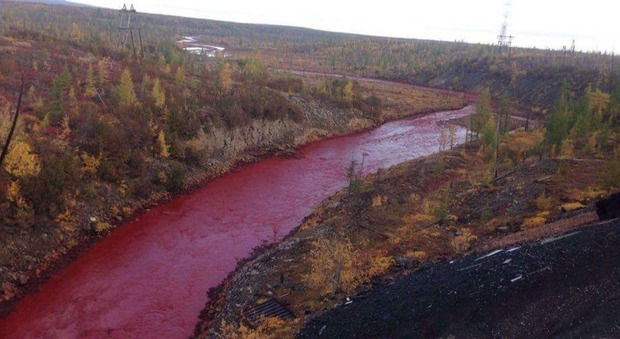 Il fiume diventa rosso sangue: mistero in Russia