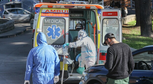 Covid in Campania, allarme ambulanze del 118: contagiato il 30% dei camici bianchi