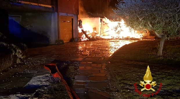 L'incendio dei garage stanotte a Rivoli nel Veronese