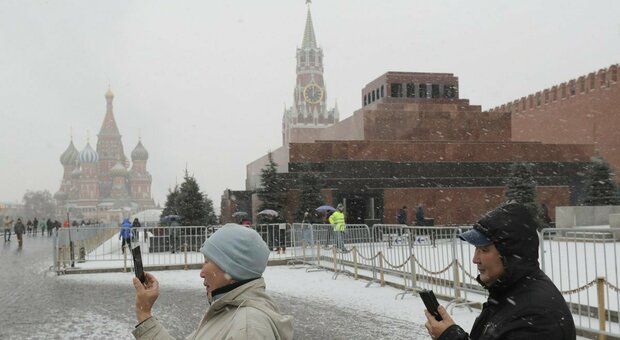 Mosca, americana porta in giro vitello sulla piazza Rossa: multata, rischia il carcere