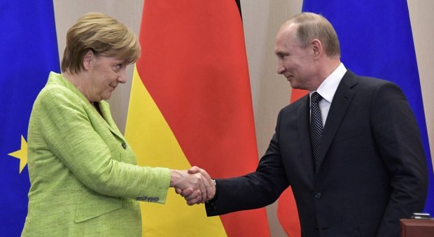 Putin incontra Merkel: «Ue non si intrometta in affari Russia»