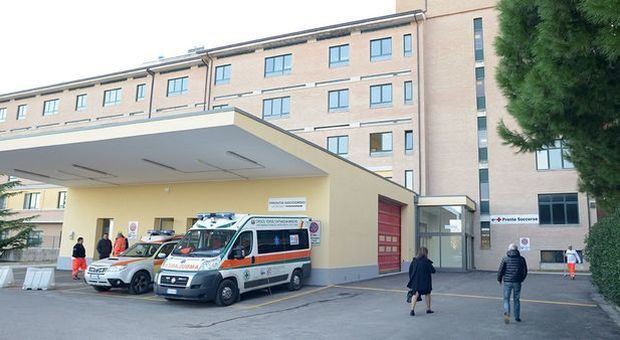 Porto Recanati, pugni e calci mentre passeggia sul lungomare: in ospedale