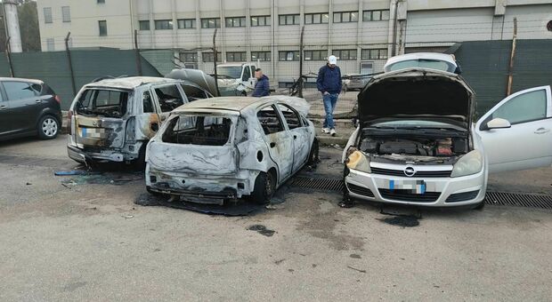 Ex Ilva Taranto, a fuoco tre auto di dipendenti dello stabilimento: si segue la pista del dolo