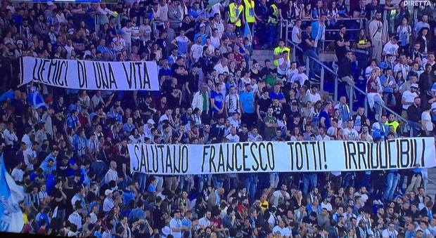 Lazio, striscione dalla Curva Nord: «I nemici di una vita salutano Totti»
