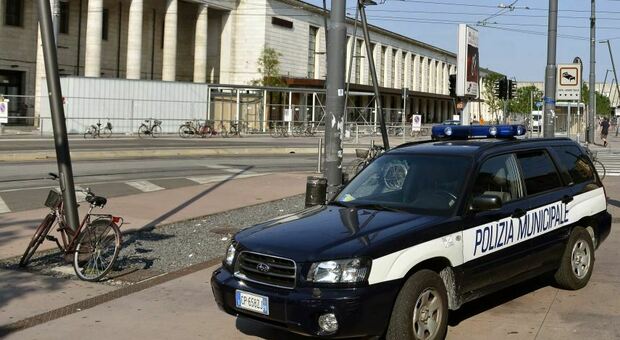 CONTROLLI La polizia locale passa al setaccio il piazzale della stazione ferroviaria