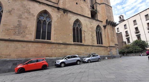Napoli, parcheggio "improvvisato" nel cortile della Basilica di Santa Chiara