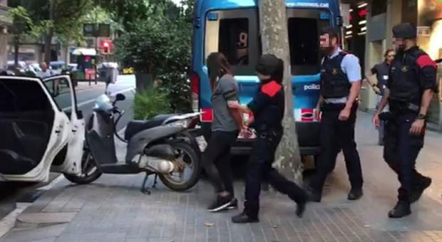 Un degli arresti effettuati all'alba a Barcellona