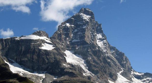«Non ce la faccio più», molla la corda e precipita: alpinista muore sul Cervino