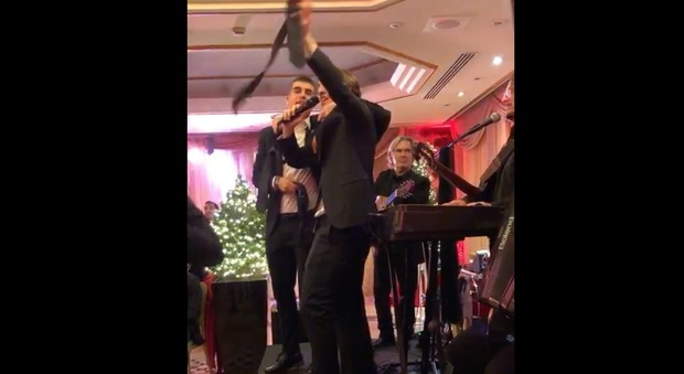 Zaniolo e Mancini cantano 'Bella ciao' sul palco alla festa di Natale della Roma