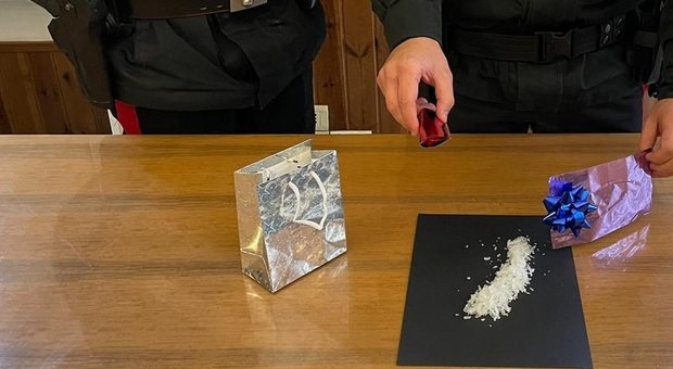 Il regalo è "stupefacente", la droga nei pacchetti di Natale: arrestato spacciatore a Roma