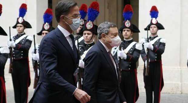 Draghi dopo l'incontro con Rutte: «Indecenti i massacri russi, non le sanzioni»