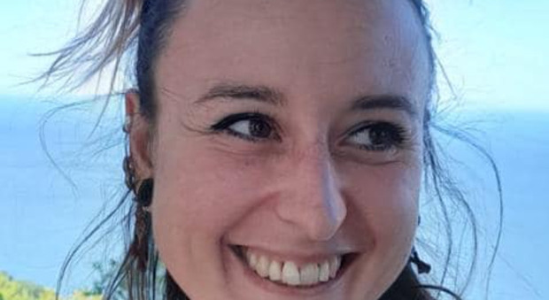 Sara Tomassini scomparsa a Pesaro, la 35enne è scappata dal reparto psichiatria. «È in grave pericolo»