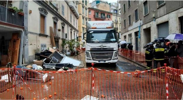 Bomba d'acqua a Napoli, colata di fango al Vomero. «Un boato, sono esplose le vetrine dei negozi»