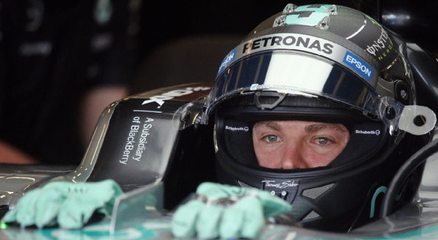 Nico Rosberg nella sua Mercedes a Silverstone
