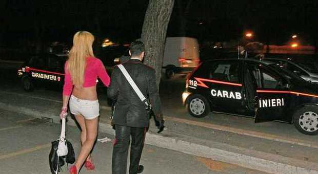Blitz dei carabinieri contro le prostitute Allontanate ventisei giovani romene