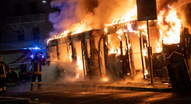 Bus a fuoco, controlli sotto accusa: «Cento mezzi incendiati in due anni»