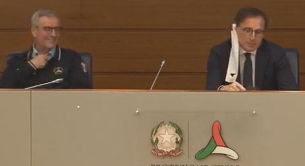 Boccia e la mascherina sull'orecchio, Calenda e Renzi all'attacco. Il ministro: sciacallaggio