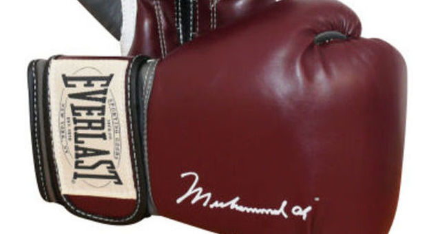 Boxe, i guantoni di Ali venduti all'asta per 388mila dollari