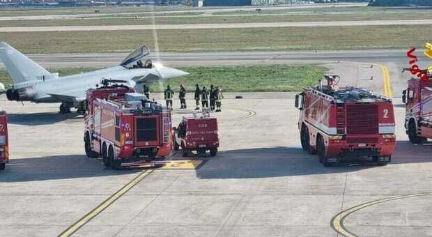 Problema tecnico a un aereo militare: intervengono i Vigili del fuoco