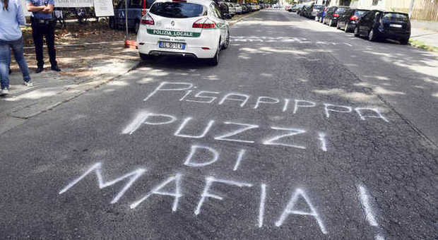 "Pisapippa puzzi di mafia": nuove scritte offensive contro il sindaco per il taglio degli alberi -Guarda