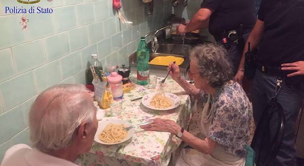 Coppia di anziani piange in casa dalla solitudine, arrivano i poliziotti e preparano la cena