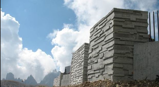 I nuovi muri della terrazza presso il rifugio Auronzo