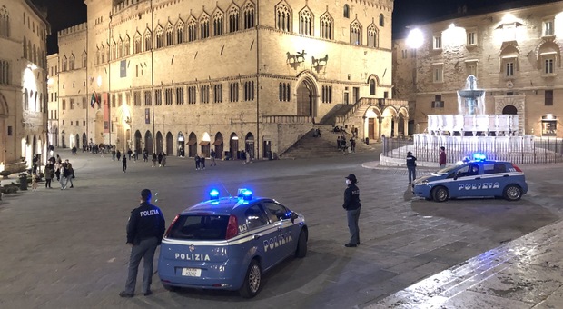 Perugia, movida violenta: pugni, calci e sputi ai poliziotti