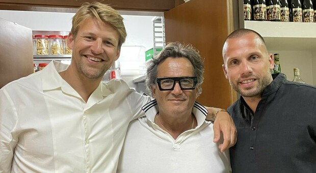 L'ex allenatore dell'Ajax e nazionale olandese Heitinga a cena da Seta a Senigallia. Con lui anche Glenn Loovens