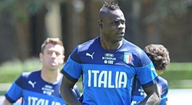 Coverciano, insulti razzisti a Balotelli: "Negro di m..." Lui commenta: "Solo a Roma e Firenze sono così scemi"