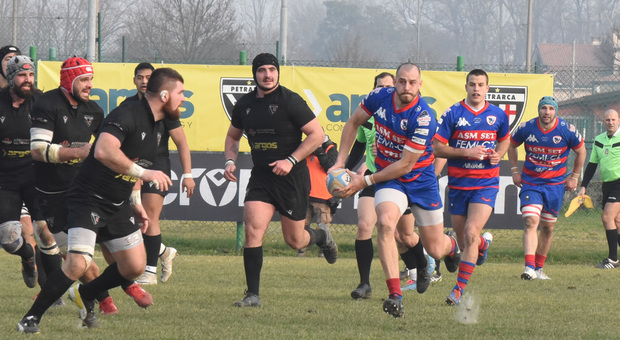 Un'azione dell'ultimo derby d'Italia di rugby fra Petrarca e Rovigo giocato alla Guizza di Padova