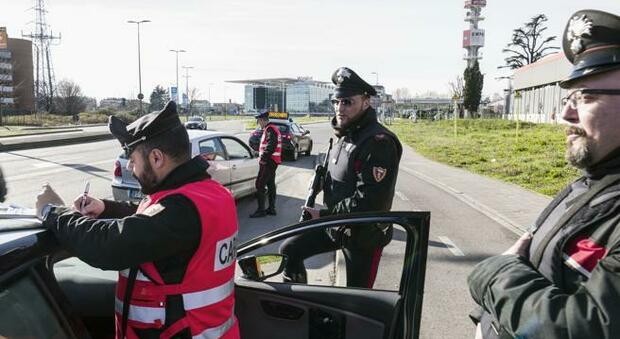 Sorpreso dai carabinieri sull'auto rubata pochi giorni prima, scatta la denuncia per un 58enne