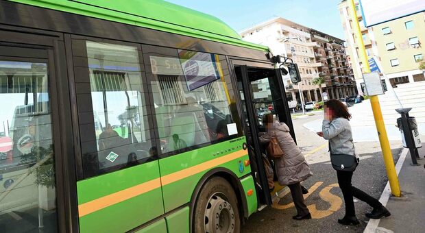 Biglietti di bus e metro salgono a 2 euro a Roma, a 2,20 a Milano: ecco la mappa degli aumenti città per città